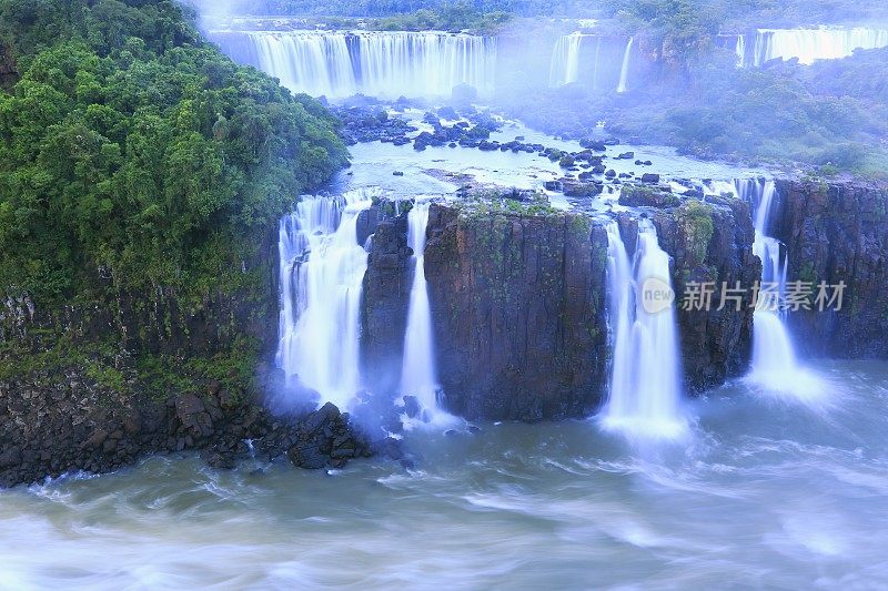 晚上的伊瓜苏瀑布，巴西/阿根廷，南美洲